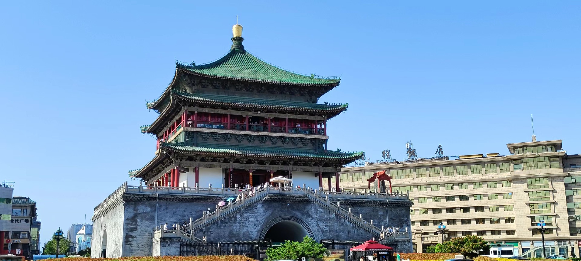 西安是國(guó)務(wù)院公布的首批國(guó)家歷史文化名城，有西周、秦、西漢、唐等在內(nèi)的13個(gè)朝代在此建都，是世界四大古都之一，中國(guó)古都學(xué)會(huì)認(rèn)定的中國(guó)建都朝代最多、帝都?xì)v史最長(zhǎng)的古都。曾經(jīng)作為中國(guó)首都和政治、經(jīng)濟(jì)、文化中心長(zhǎng)達(dá)1100多年。旅游景點(diǎn)有秦始皇兵馬俑博物館、大雁塔、陜西歷史博物館、華清池景區(qū)、碑林博物館等