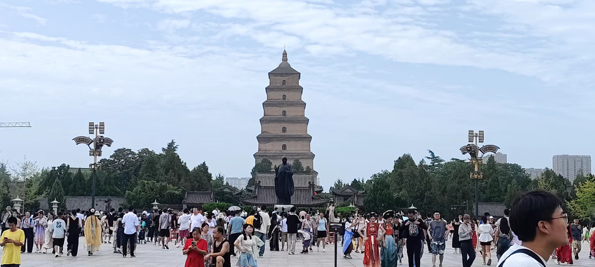 西安是國(guó)務(wù)院公布的首批國(guó)家歷史文化名城，有西周、秦、西漢、唐等在內(nèi)的13個(gè)朝代在此建都，是世界四大古都之一，中國(guó)古都學(xué)會(huì)認(rèn)定的中國(guó)建都朝代最多、帝都?xì)v史最長(zhǎng)的古都。曾經(jīng)作為中國(guó)首都和政治、經(jīng)濟(jì)、文化中心長(zhǎng)達(dá)1100多年。旅游景點(diǎn)有秦始皇兵馬俑博物館、大雁塔、陜西歷史博物館、華清池景區(qū)、碑林博物館等