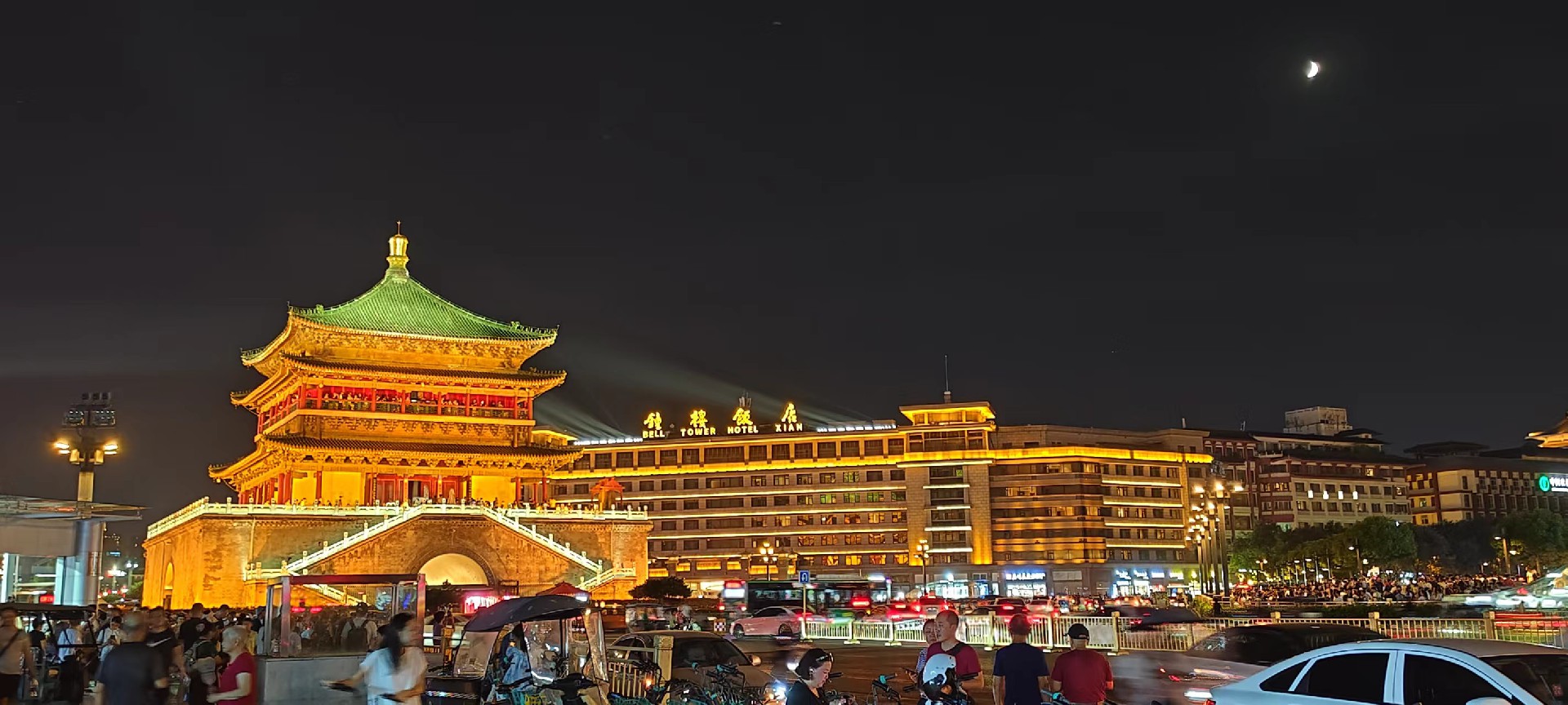 西安是國(guó)務(wù)院公布的首批國(guó)家歷史文化名城，有西周、秦、西漢、唐等在內(nèi)的13個(gè)朝代在此建都，是世界四大古都之一，中國(guó)古都學(xué)會(huì)認(rèn)定的中國(guó)建都朝代最多、帝都?xì)v史最長(zhǎng)的古都。曾經(jīng)作為中國(guó)首都和政治、經(jīng)濟(jì)、文化中心長(zhǎng)達(dá)1100多年。旅游景點(diǎn)有秦始皇兵馬俑博物館、大雁塔、陜西歷史博物館、華清池景區(qū)、碑林博物館等