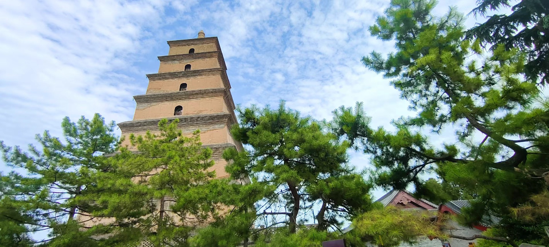西安是國(guó)務(wù)院公布的首批國(guó)家歷史文化名城，有西周、秦、西漢、唐等在內(nèi)的13個(gè)朝代在此建都，是世界四大古都之一，中國(guó)古都學(xué)會(huì)認(rèn)定的中國(guó)建都朝代最多、帝都?xì)v史最長(zhǎng)的古都。曾經(jīng)作為中國(guó)首都和政治、經(jīng)濟(jì)、文化中心長(zhǎng)達(dá)1100多年。旅游景點(diǎn)有秦始皇兵馬俑博物館、大雁塔、陜西歷史博物館、華清池景區(qū)、碑林博物館等