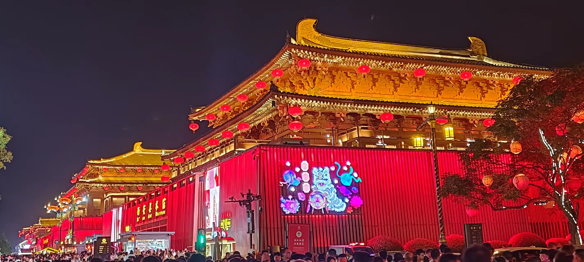 西安是國(guó)務(wù)院公布的首批國(guó)家歷史文化名城，有西周、秦、西漢、唐等在內(nèi)的13個(gè)朝代在此建都，是世界四大古都之一，中國(guó)古都學(xué)會(huì)認(rèn)定的中國(guó)建都朝代最多、帝都?xì)v史最長(zhǎng)的古都。曾經(jīng)作為中國(guó)首都和政治、經(jīng)濟(jì)、文化中心長(zhǎng)達(dá)1100多年。旅游景點(diǎn)有秦始皇兵馬俑博物館、大雁塔、陜西歷史博物館、華清池景區(qū)、碑林博物館等