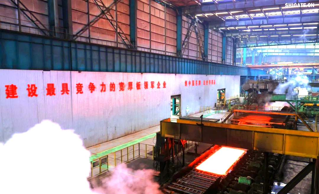 260余種寬厚板產(chǎn)品成功替代進口或按國外標準生產(chǎn)，多個品種填補國內(nèi)空白并獨家供貨，更有40余種遠銷海外。舞鋼公司不僅主導制定了臨氫設備用鉻鉬合金鋼板等十余項國家標準，還榮獲國家科學技術進步獎一等獎2項、二等獎1項，省部級科技進步獎更是數(shù)不勝數(shù)。自創(chuàng)立以來，河鋼集團舞鋼公司便深耕寬厚板研發(fā)制造，打造出響亮的民族品牌，穩(wěn)坐世界寬厚板領域的頭把交椅。 260余種寬厚板產(chǎn)品成功替代進口或按國外標準生產(chǎn)，多個品種填補國內(nèi)空白并獨家供貨，更有40余種遠銷海外。舞鋼公司不僅主導制定了臨氫設備用鉻鉬合金鋼板等十余項國家標準，還榮獲國家科學技術進步獎一等獎2項、二等獎1項，省部級科技進步獎更是數(shù)不勝數(shù)。自創(chuàng)立以來，河鋼集團舞鋼公司便深耕寬厚板研發(fā)制造，打造出響亮的民族品牌，穩(wěn)坐世界寬厚板領域的頭把交椅。 fdb85620c4ebcb4769ad69d0a0a3e58f.png圖為舞鋼生產(chǎn)現(xiàn)場一角。  品牌價值涵蓋了企業(yè)的多方面競爭力，包括產(chǎn)品實力、文化底蘊、資源調(diào)配能力、技術標準以及質(zhì)量管理等。河鋼集團舞鋼公司深知這一點，其黨委書記、董事長于勇強調(diào)，要緊密貼近市場脈搏，不斷強化科技創(chuàng)新，以更好地維護和提升舞鋼的品牌價值，推動企業(yè)更上一層樓。  近日，《中國冶金報》的記者們走進舞鋼，深入探訪了該企業(yè)品牌塑造的背后故事。舞鋼以科技為核心，提供高端定制服務，不僅緊跟行業(yè)動態(tài)和客戶需求，還專注于客戶應用材料的替代研發(fā)，通過創(chuàng)新贏得先機。舞鋼人以攻堅克難的精神，突破關鍵技術難題，將關鍵核心技術牢牢掌握在自己手中，成功實現(xiàn)了從生產(chǎn)型企業(yè)到“制造+服務型企業(yè)”的轉(zhuǎn)型。  舞鋼黨委書記、董事長吝章國明確指出，舞鋼應定位高端市場，致力于開發(fā)獨特且優(yōu)質(zhì)的高端產(chǎn)品，同時緊貼市場和客戶需求，提供量身定制的服務。這一策略不僅塑造了產(chǎn)品品牌，更提升了品牌價值。舞鋼國內(nèi)首發(fā)的SA737系列容器鋼板，以其大厚度、高技術難度，充分展現(xiàn)了企業(yè)在科技創(chuàng)新和高端定制方面的實力。 2024年10月，舞鋼在深入調(diào)研某重點客戶后，立志于替代進口，著手研發(fā)大厚度、高技術難度的碳錳釩SA737系列容器鋼板。為此，公司組建了由技術、營銷人員等組成的高端高效益產(chǎn)品攻關團隊，根據(jù)客戶需求定制了專屬供貨方案，贏得了客戶的信賴。  在生產(chǎn)過程中，舞鋼面臨鋼板厚度大、技術要求嚴苛等多重挑戰(zhàn)。但憑借強大的技術實力和創(chuàng)新能力，舞鋼團隊不僅成功實施了覆蓋關鍵工序的梯度試驗，還根據(jù)試驗數(shù)據(jù)進行了長達10余天的深入分析驗證，最終確定了與生產(chǎn)現(xiàn)場高度契合的最佳工藝方案。這一方案確保了SA737系列容器鋼板在拉伸性能、沖擊性能以及模擬焊后性能等方面均達到國內(nèi)領先水平，有力地提升了舞鋼的品牌價值。  圖為舞鋼第二鋼軋廠的生產(chǎn)現(xiàn)場。 2024年12月20日，舞鋼科技部收到了來自某高端客戶的積極反饋：“舞鋼生產(chǎn)的碳錳釩SA737系列容器鋼板焊接性能非常穩(wěn)定，簡直太好用了！連我們的工人都為你們點贊！”這標志著舞鋼首次成功批量生產(chǎn)出大厚度、高技術難度的碳錳釩SA737系列容器鋼板，實現(xiàn)了國內(nèi)首發(fā)，為舞鋼打造新的差異化優(yōu)勢、引領寬厚板行業(yè)的高質(zhì)量發(fā)展注入了強大動力。同時，用戶對高端材料經(jīng)濟性的追求也成為舞鋼研發(fā)工作的重要考量因素。截至2024年底，舞鋼高錳鋼已在國內(nèi)首臺套高錳鋼船“GasChem Phoenix”上實現(xiàn)了安全運行2萬海里的壯舉。這不僅標志著舞鋼高錳鋼在國內(nèi)率先實現(xiàn)了實船應用，更意味著新一代低成本、高性能的超低溫國產(chǎn)高錳鋼從基礎研究走向了工程應用，為高錳鋼的推廣和應用樹立了新的里程碑。  圖為舞鋼第二鋼軋廠。LNG（液化天然氣）新型低溫高錳鋼憑借其出色的低溫韌性、高延展性以及高強度，相較于傳統(tǒng)LNG船罐材料所采用的Ni系低溫鋼，展現(xiàn)出了顯著的經(jīng)濟效益。高錳鋼的應用對LNG船舶制造企業(yè)而言，不僅有助于降低生產(chǎn)成本，更能提升其市場競爭力。為了實現(xiàn)科研成果與客戶需求的高效轉(zhuǎn)化，舞鋼積極展開了全方位、多輪次的科技創(chuàng)新活動。 2024年12月18日，舞鋼的生產(chǎn)線上，一批高端壓力容器鋼板在經(jīng)過數(shù)小時精心熱處理后，順利完成了切割與取樣，隨后進入性能檢驗的關鍵環(huán)節(jié)?？萍疾康目蒲腥藛T全程緊密監(jiān)控，確保每一個環(huán)節(jié)都達到高標準。這批鋼板是為客戶量身定制的，面臨極高的技術挑戰(zhàn)，因為它們屬于超鑄坯壓縮比的極限規(guī)格?？蛻粢笤谀M長時間焊接后，對鋼板厚度一半處進行零下30攝氏度的沖擊韌性測試。同時，由于鋼板壓縮比小、厚度大，采用常規(guī)工藝難以確保各項性能指標。  面對這些挑戰(zhàn)，舞鋼的高端高效益產(chǎn)品攻關團隊從坯料生產(chǎn)、軋制到熱處理各環(huán)節(jié)入手，經(jīng)過不懈努力，終于找到了與性能指標相匹配的最佳工藝參數(shù)，從而優(yōu)化了整體生產(chǎn)工藝。最終，該鋼板的各項性能參數(shù)不僅遠超客戶預期，更達到了世界領先水平。  舞鋼第二鋼軋廠，一個致力于高端壓力容器鋼板研發(fā)與生產(chǎn)的重要基地。在這里，科技與創(chuàng)新是永恒的主題。吝章國，作為舞鋼的科技領軍人物，深知科技成果轉(zhuǎn)化的重要性。他強調(diào)，只有將研發(fā)出的產(chǎn)品真正轉(zhuǎn)化為實際生產(chǎn)力，才能實現(xiàn)其真正的價值。因此，舞鋼始終將科技成果轉(zhuǎn)化作為工作的重中之重，不斷推動技術創(chuàng)新與產(chǎn)業(yè)升級的深度融合。 2024年，舞鋼繼續(xù)堅定地走特鋼路線，并成功研發(fā)了18個新產(chǎn)品。此外，舞鋼還積極與20余家高端客戶進行互訪，并成功開發(fā)了104個直供用戶，首單訂貨量累計高達9.5萬余噸。這些成績的取得，得益于舞鋼在市場把控方面的機制創(chuàng)新。在制造業(yè)轉(zhuǎn)型升級的大背景下，中厚板領域已成為鋼鐵行業(yè)增長最快的領域和效益源泉，這也導致國內(nèi)中厚板市場的供需狀況發(fā)生了深刻變化。面對這一新形勢，舞鋼積極應對，通過機制創(chuàng)新來提升市場把控力，以實現(xiàn)更好的生存和發(fā)展。  舞鋼通過創(chuàng)新機制體制，進一步強化了銷售端資源傾斜，推動企業(yè)從單一生產(chǎn)向“制造+服務”模式轉(zhuǎn)型。他們深化市場、客戶和服務意識，不斷提高執(zhí)行、適應和變革能力，專注于市場和客戶需求。經(jīng)過一系列舉措，舞鋼對市場的把控能力得到了顯著提升。  在2024年9月6日的舞鋼高端水電鋼攻關團隊周例會上，該團隊負責人張曉克強調(diào)，擁有鋼需求的頭部客戶是市場開發(fā)的關鍵。他要求團隊成員主動走訪、對接和服務這些客戶。該團隊的積極攻關，使得舞鋼水電鋼合同承接量在2024年再創(chuàng)新高。  舞鋼始終以客戶需求為中心，通過多端對接和全面保障策略，不斷優(yōu)化產(chǎn)線建設。他們實施了領導班子成員的“產(chǎn)線包保”制度，從多個維度對兩條產(chǎn)線進行數(shù)據(jù)畫像，包括噸鋼邊際貢獻、低邊際合同占比等。這些措施促進了產(chǎn)線和營銷人員更加關注產(chǎn)線關鍵指標和創(chuàng)效能力，推動了企業(yè)管理重點從產(chǎn)量向產(chǎn)線的轉(zhuǎn)變。 53歲的高級技師任亞強，在面臨軋制生產(chǎn)難度極大、近乎顛覆其認知的8120鋼板時，他堅定地選擇了挑戰(zhàn)。他不僅將軋輥壓下量精細調(diào)整，更把各道次的間隙時間縮短到極致，最終成功生產(chǎn)出滿足客戶要求的產(chǎn)品。這一成功，不僅彰顯了舞鋼在技術上的實力，更體現(xiàn)了他們對于市場和客戶需求的深刻洞察。  在舞鋼的攻關團隊中，“技術咖”們成為銷售的堅強后盾。他們無條件支持銷售，對銷售人員提出的問題積極響應，確保當日事當日畢。正是這種高效協(xié)作的精神，使得舞鋼在2024年成功中標國內(nèi)多個知名建設項目。  在全員端，舞鋼更是全力以赴保市場，緊跟市場和客戶變化，提高反應速度。他們突出柔性生產(chǎn)組織和靈活的訂單機制，實現(xiàn)生產(chǎn)組織與銷售的高度協(xié)同。同時，堅持加強質(zhì)量、成本和交貨期管理，珍惜品牌信譽，成為舞鋼廣大干部職工的工作準則。  一次江蘇客戶的746噸高端容器鋼板供貨合同，雖然交貨期只有短短20天，但舞鋼各部門、各單位加強協(xié)同，全方位提升保供能力。最終，在客戶要求的交貨期內(nèi)，舞鋼高質(zhì)量、高標準完成了整單合同產(chǎn)品交付，贏得了客戶的贊譽。這一成功案例，更是舞鋼對市場把控能力和執(zhí)行能力的有力證明。 針對市場和客戶對鋼板質(zhì)量的高標準要求，舞鋼的技術團隊進行了深入細致的技術評審和質(zhì)量預判。他們精心制定了科學合理的工藝方案，旨在從合同的技術交流、生效下發(fā)階段就開始精準識別生產(chǎn)難度，并提前進行干預，以確保產(chǎn)品設計開發(fā)的精準度，從而保障產(chǎn)品質(zhì)量。具體而言，舞鋼采取了以下措施：首先是加強過程管控，提高一次性合格率和合同兌現(xiàn)率；其次是技術指導全程參與，技術人員堅持“一次做對”的原則，對每個產(chǎn)品都進行嚴格管理，以杜絕因標準化作業(yè)執(zhí)行不力導致的質(zhì)量波動；最后是不斷追求工藝改進的完美性。  此外，舞鋼還通過健全激勵機制來激發(fā)銷售人員的積極性。他們根據(jù)KPI完成情況對銷售人員進行評價，并根據(jù)銷售業(yè)績給予報酬，同時實施末位淘汰制度。此外，還設立了銷售網(wǎng)點賽馬獎勵機制、高售價高效益合同獎勵機制以及高端高效益產(chǎn)品技術攻關團隊創(chuàng)效獎勵機制。  目前，舞鋼已針對高端細分市場、個性化小眾市場和新產(chǎn)業(yè)新業(yè)態(tài)市場需求進行了布局。他們設立了15個營銷網(wǎng)點和32個高端高效產(chǎn)品攻關團隊，形成了全線聯(lián)動的銷售反應機制。2024年，舞鋼高端高效益產(chǎn)品的銷量同比提升了17%，高端熱處理產(chǎn)品的入庫量也同比增加7%。同時，頭部客戶的銷量占比提升了5%，高端產(chǎn)品的年銷量更是增長了18.9%。  舞鋼展廳一角，高端產(chǎn)品盡收眼底。 2025年，舞鋼將緊密圍繞河鋼集團的戰(zhàn)略規(guī)劃，持續(xù)專注于特鋼精品的研發(fā)與銷售，進一步強化“貼近市場、貼近客戶”的經(jīng)營理念，積極推進技術營銷策略的實施，深耕下游關鍵行業(yè)市場，從而不斷鞏固和擴大舞鋼在寬厚板領域的領先優(yōu)勢，持續(xù)提高舞鋼品牌的整體價值。圖為舞鋼生產(chǎn)現(xiàn)場一角。  品牌價值涵蓋了企業(yè)的多方面競爭力，包括產(chǎn)品實力、文化底蘊、資源調(diào)配能力、技術標準以及質(zhì)量管理等。河鋼集團舞鋼公司深知這一點，其黨委書記、董事長于勇強調(diào)，要緊密貼近市場脈搏，不斷強化科技創(chuàng)新，以更好地維護和提升舞鋼的品牌價值，推動企業(yè)更上一層樓。  近日，《中國冶金報》的記者們走進舞鋼，深入探訪了該企業(yè)品牌塑造的背后故事。舞鋼以科技為核心，提供高端定制服務，不僅緊跟行業(yè)動態(tài)和客戶需求，還專注于客戶應用材料的替代研發(fā)，通過創(chuàng)新贏得先機。舞鋼人以攻堅克難的精神，突破關鍵技術難題，將關鍵核心技術牢牢掌握在自己手中，成功實現(xiàn)了從生產(chǎn)型企業(yè)到“制造+服務型企業(yè)”的轉(zhuǎn)型。  舞鋼黨委書記、董事長吝章國明確指出，舞鋼應定位高端市場，致力于開發(fā)獨特且優(yōu)質(zhì)的高端產(chǎn)品，同時緊貼市場和客戶需求，提供量身定制的服務。這一策略不僅塑造了產(chǎn)品品牌，更提升了品牌價值。舞鋼國內(nèi)首發(fā)的SA737系列容器鋼板，以其大厚度、高技術難度，充分展現(xiàn)了企業(yè)在科技創(chuàng)新和高端定制方面的實力。 2024年10月，舞鋼在深入調(diào)研某重點客戶后，立志于替代進口，著手研發(fā)大厚度、高技術難度的碳錳釩SA737系列容器鋼板。為此，公司組建了由技術、營銷人員等組成的高端高效益產(chǎn)品攻關團隊，根據(jù)客戶需求定制了專屬供貨方案，贏得了客戶的信賴。  在生產(chǎn)過程中，舞鋼面臨鋼板厚度大、技術要求嚴苛等多重挑戰(zhàn)。但憑借強大的技術實力和創(chuàng)新能力，舞鋼團隊不僅成功實施了覆蓋關鍵工序的梯度試驗，還根據(jù)試驗數(shù)據(jù)進行了長達10余天的深入分析驗證，最終確定了與生產(chǎn)現(xiàn)場高度契合的最佳工藝方案。這一方案確保了SA737系列容器鋼板在拉伸性能、沖擊性能以及模擬焊后性能等方面均達到國內(nèi)領先水平，有力地提升了舞鋼的品牌價值。 5d7280e5f0e670f44544f8cefe0f0d14.png圖為舞鋼第二鋼軋廠的生產(chǎn)現(xiàn)場。 2024年12月20日，舞鋼科技部收到了來自某高端客戶的積極反饋：“舞鋼生產(chǎn)的碳錳釩SA737系列容器鋼板焊接性能非常穩(wěn)定，簡直太好用了！連我們的工人都為你們點贊！”這標志著舞鋼首次成功批量生產(chǎn)出大厚度、高技術難度的碳錳釩SA737系列容器鋼板，實現(xiàn)了國內(nèi)首發(fā)，為舞鋼打造新的差異化優(yōu)勢、引領寬厚板行業(yè)的高質(zhì)量發(fā)展注入了強大動力。同時，用戶對高端材料經(jīng)濟性的追求也成為舞鋼研發(fā)工作的重要考量因素。截至2024年底，舞鋼高錳鋼已在國內(nèi)首臺套高錳鋼船“GasChem Phoenix”上實現(xiàn)了安全運行2萬海里的壯舉。這不僅標志著舞鋼高錳鋼在國內(nèi)率先實現(xiàn)了實船應用，更意味著新一代低成本、高性能的超低溫國產(chǎn)高錳鋼從基礎研究走向了工程應用，為高錳鋼的推廣和應用樹立了新的里程碑。 46457aad56baacd125c4811c93a87642.png圖為舞鋼第二鋼軋廠。LNG（液化天然氣）新型低溫高錳鋼憑借其出色的低溫韌性、高延展性以及高強度，相較于傳統(tǒng)LNG船罐材料所采用的Ni系低溫鋼，展現(xiàn)出了顯著的經(jīng)濟效益。高錳鋼的應用對LNG船舶制造企業(yè)而言，不僅有助于降低生產(chǎn)成本，更能提升其市場競爭力。為了實現(xiàn)科研成果與客戶需求的高效轉(zhuǎn)化，舞鋼積極展開了全方位、多輪次的科技創(chuàng)新活動。 2024年12月18日，舞鋼的生產(chǎn)線上，一批高端壓力容器鋼板在經(jīng)過數(shù)小時精心熱處理后，順利完成了切割與取樣，隨后進入性能檢驗的關鍵環(huán)節(jié)。科技部的科研人員全程緊密監(jiān)控，確保每一個環(huán)節(jié)都達到高標準。這批鋼板是為客戶量身定制的，面臨極高的技術挑戰(zhàn)，因為它們屬于超鑄坯壓縮比的極限規(guī)格?？蛻粢笤谀M長時間焊接后，對鋼板厚度一半處進行零下30攝氏度的沖擊韌性測試。同時，由于鋼板壓縮比小、厚度大，采用常規(guī)工藝難以確保各項性能指標。  面對這些挑戰(zhàn)，舞鋼的高端高效益產(chǎn)品攻關團隊從坯料生產(chǎn)、軋制到熱處理各環(huán)節(jié)入手，經(jīng)過不懈努力，終于找到了與性能指標相匹配的最佳工藝參數(shù)，從而優(yōu)化了整體生產(chǎn)工藝。最終，該鋼板的各項性能參數(shù)不僅遠超客戶預期，更達到了世界領先水平。 03022d4b7265c93067bd0bb81ea61e91.png舞鋼第二鋼軋廠，一個致力于高端壓力容器鋼板研發(fā)與生產(chǎn)的重要基地。在這里，科技與創(chuàng)新是永恒的主題。吝章國，作為舞鋼的科技領軍人物，深知科技成果轉(zhuǎn)化的重要性。他強調(diào)，只有將研發(fā)出的產(chǎn)品真正轉(zhuǎn)化為實際生產(chǎn)力，才能實現(xiàn)其真正的價值。因此，舞鋼始終將科技成果轉(zhuǎn)化作為工作的重中之重，不斷推動技術創(chuàng)新與產(chǎn)業(yè)升級的深度融合。 2024年，舞鋼繼續(xù)堅定地走特鋼路線，并成功研發(fā)了18個新產(chǎn)品。此外，舞鋼還積極與20余家高端客戶進行互訪，并成功開發(fā)了104個直供用戶，首單訂貨量累計高達9.5萬余噸。這些成績的取得，得益于舞鋼在市場把控方面的機制創(chuàng)新。在制造業(yè)轉(zhuǎn)型升級的大背景下，中厚板領域已成為鋼鐵行業(yè)增長最快的領域和效益源泉，這也導致國內(nèi)中厚板市場的供需狀況發(fā)生了深刻變化。面對這一新形勢，舞鋼積極應對，通過機制創(chuàng)新來提升市場把控力，以實現(xiàn)更好的生存和發(fā)展。 0a698836478e07383d7a298285345cad.png舞鋼通過創(chuàng)新機制體制，進一步強化了銷售端資源傾斜，推動企業(yè)從單一生產(chǎn)向“制造+服務”模式轉(zhuǎn)型。他們深化市場、客戶和服務意識，不斷提高執(zhí)行、適應和變革能力，專注于市場和客戶需求。經(jīng)過一系列舉措，舞鋼對市場的把控能力得到了顯著提升。  在2024年9月6日的舞鋼高端水電鋼攻關團隊周例會上，該團隊負責人張曉克強調(diào)，擁有鋼需求的頭部客戶是市場開發(fā)的關鍵。他要求團隊成員主動走訪、對接和服務這些客戶。該團隊的積極攻關，使得舞鋼水電鋼合同承接量在2024年再創(chuàng)新高。  舞鋼始終以客戶需求為中心，通過多端對接和全面保障策略，不斷優(yōu)化產(chǎn)線建設。他們實施了領導班子成員的“產(chǎn)線包?！敝贫龋瑥亩鄠€維度對兩條產(chǎn)線進行數(shù)據(jù)畫像，包括噸鋼邊際貢獻、低邊際合同占比等。這些措施促進了產(chǎn)線和營銷人員更加關注產(chǎn)線關鍵指標和創(chuàng)效能力，推動了企業(yè)管理重點從產(chǎn)量向產(chǎn)線的轉(zhuǎn)變。 53歲的高級技師任亞強，在面臨軋制生產(chǎn)難度極大、近乎顛覆其認知的8120鋼板時，他堅定地選擇了挑戰(zhàn)。他不僅將軋輥壓下量精細調(diào)整，更把各道次的間隙時間縮短到極致，最終成功生產(chǎn)出滿足客戶要求的產(chǎn)品。這一成功，不僅彰顯了舞鋼在技術上的實力，更體現(xiàn)了他們對于市場和客戶需求的深刻洞察。  在舞鋼的攻關團隊中，“技術咖”們成為銷售的堅強后盾。他們無條件支持銷售，對銷售人員提出的問題積極響應，確保當日事當日畢。正是這種高效協(xié)作的精神，使得舞鋼在2024年成功中標國內(nèi)多個知名建設項目。  在全員端，舞鋼更是全力以赴保市場，緊跟市場和客戶變化，提高反應速度。他們突出柔性生產(chǎn)組織和靈活的訂單機制，實現(xiàn)生產(chǎn)組織與銷售的高度協(xié)同。同時，堅持加強質(zhì)量、成本和交貨期管理，珍惜品牌信譽，成為舞鋼廣大干部職工的工作準則。  一次江蘇客戶的746噸高端容器鋼板供貨合同，雖然交貨期只有短短20天，但舞鋼各部門、各單位加強協(xié)同，全方位提升保供能力。最終，在客戶要求的交貨期內(nèi)，舞鋼高質(zhì)量、高標準完成了整單合同產(chǎn)品交付，贏得了客戶的贊譽。這一成功案例，更是舞鋼對市場把控能力和執(zhí)行能力的有力證明。 針對市場和客戶對鋼板質(zhì)量的高標準要求，舞鋼的技術團隊進行了深入細致的技術評審和質(zhì)量預判。他們精心制定了科學合理的工藝方案，旨在從合同的技術交流、生效下發(fā)階段就開始精準識別生產(chǎn)難度，并提前進行干預，以確保產(chǎn)品設計開發(fā)的精準度，從而保障產(chǎn)品質(zhì)量。具體而言，舞鋼采取了以下措施：首先是加強過程管控，提高一次性合格率和合同兌現(xiàn)率；其次是技術指導全程參與，技術人員堅持“一次做對”的原則，對每個產(chǎn)品都進行嚴格管理，以杜絕因標準化作業(yè)執(zhí)行不力導致的質(zhì)量波動；最后是不斷追求工藝改進的完美性。  此外，舞鋼還通過健全激勵機制來激發(fā)銷售人員的積極性。他們根據(jù)KPI完成情況對銷售人員進行評價，并根據(jù)銷售業(yè)績給予報酬，同時實施末位淘汰制度。此外，還設立了銷售網(wǎng)點賽馬獎勵機制、高售價高效益合同獎勵機制以及高端高效益產(chǎn)品技術攻關團隊創(chuàng)效獎勵機制。  目前，舞鋼已針對高端細分市場、個性化小眾市場和新產(chǎn)業(yè)新業(yè)態(tài)市場需求進行了布局。他們設立了15個營銷網(wǎng)點和32個高端高效產(chǎn)品攻關團隊，形成了全線聯(lián)動的銷售反應機制。2024年，舞鋼高端高效益產(chǎn)品的銷量同比提升了17%，高端熱處理產(chǎn)品的入庫量也同比增加7%。同時，頭部客戶的銷量占比提升了5%，高端產(chǎn)品的年銷量更是增長了18.9%。 14f58a2a32dec17139ea4d08778c063f.png舞鋼展廳一角，高端產(chǎn)品盡收眼底。 2025年，舞鋼將緊密圍繞河鋼集團的戰(zhàn)略規(guī)劃，持續(xù)專注于特鋼精品的研發(fā)與銷售，進一步強化“貼近市場、貼近客戶”的經(jīng)營理念，積極推進技術營銷策略的實施，深耕下游關鍵行業(yè)市場，從而不斷鞏固和擴大舞鋼在寬厚板領域的領先優(yōu)勢，持續(xù)提高舞鋼品牌的整體價值。