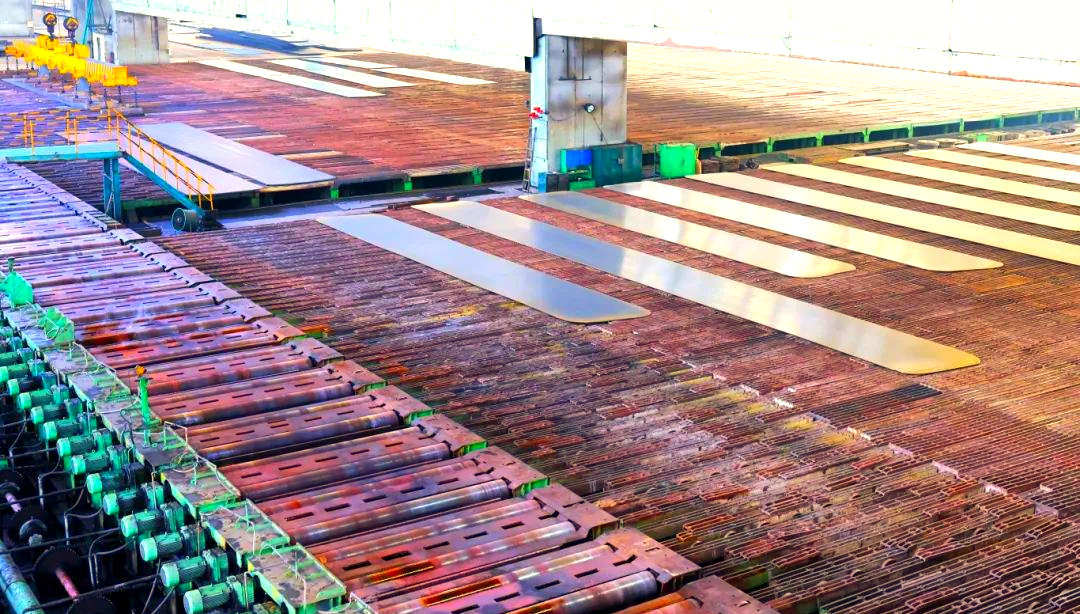 260余種寬厚板產(chǎn)品成功替代進口或按國外標準生產(chǎn)，多個品種填補國內(nèi)空白并獨家供貨，更有40余種遠銷海外。舞鋼公司不僅主導制定了臨氫設備用鉻鉬合金鋼板等十余項國家標準，還榮獲國家科學技術進步獎一等獎2項、二等獎1項，省部級科技進步獎更是數(shù)不勝數(shù)。自創(chuàng)立以來，河鋼集團舞鋼公司便深耕寬厚板研發(fā)制造，打造出響亮的民族品牌，穩(wěn)坐世界寬厚板領域的頭把交椅。 260余種寬厚板產(chǎn)品成功替代進口或按國外標準生產(chǎn)，多個品種填補國內(nèi)空白并獨家供貨，更有40余種遠銷海外。舞鋼公司不僅主導制定了臨氫設備用鉻鉬合金鋼板等十余項國家標準，還榮獲國家科學技術進步獎一等獎2項、二等獎1項，省部級科技進步獎更是數(shù)不勝數(shù)。自創(chuàng)立以來，河鋼集團舞鋼公司便深耕寬厚板研發(fā)制造，打造出響亮的民族品牌，穩(wěn)坐世界寬厚板領域的頭把交椅。 fdb85620c4ebcb4769ad69d0a0a3e58f.png圖為舞鋼生產(chǎn)現(xiàn)場一角。  品牌價值涵蓋了企業(yè)的多方面競爭力，包括產(chǎn)品實力、文化底蘊、資源調(diào)配能力、技術標準以及質(zhì)量管理等。河鋼集團舞鋼公司深知這一點，其黨委書記、董事長于勇強調(diào)，要緊密貼近市場脈搏，不斷強化科技創(chuàng)新，以更好地維護和提升舞鋼的品牌價值，推動企業(yè)更上一層樓。  近日，《中國冶金報》的記者們走進舞鋼，深入探訪了該企業(yè)品牌塑造的背后故事。舞鋼以科技為核心，提供高端定制服務，不僅緊跟行業(yè)動態(tài)和客戶需求，還專注于客戶應用材料的替代研發(fā)，通過創(chuàng)新贏得先機。舞鋼人以攻堅克難的精神，突破關鍵技術難題，將關鍵核心技術牢牢掌握在自己手中，成功實現(xiàn)了從生產(chǎn)型企業(yè)到“制造+服務型企業(yè)”的轉(zhuǎn)型。  舞鋼黨委書記、董事長吝章國明確指出，舞鋼應定位高端市場，致力于開發(fā)獨特且優(yōu)質(zhì)的高端產(chǎn)品，同時緊貼市場和客戶需求，提供量身定制的服務。這一策略不僅塑造了產(chǎn)品品牌，更提升了品牌價值。舞鋼國內(nèi)首發(fā)的SA737系列容器鋼板，以其大厚度、高技術難度，充分展現(xiàn)了企業(yè)在科技創(chuàng)新和高端定制方面的實力。 2024年10月，舞鋼在深入調(diào)研某重點客戶后，立志于替代進口，著手研發(fā)大厚度、高技術難度的碳錳釩SA737系列容器鋼板。為此，公司組建了由技術、營銷人員等組成的高端高效益產(chǎn)品攻關團隊，根據(jù)客戶需求定制了專屬供貨方案，贏得了客戶的信賴。  在生產(chǎn)過程中，舞鋼面臨鋼板厚度大、技術要求嚴苛等多重挑戰(zhàn)。但憑借強大的技術實力和創(chuàng)新能力，舞鋼團隊不僅成功實施了覆蓋關鍵工序的梯度試驗，還根據(jù)試驗數(shù)據(jù)進行了長達10余天的深入分析驗證，最終確定了與生產(chǎn)現(xiàn)場高度契合的最佳工藝方案。這一方案確保了SA737系列容器鋼板在拉伸性能、沖擊性能以及模擬焊后性能等方面均達到國內(nèi)領先水平，有力地提升了舞鋼的品牌價值。  圖為舞鋼第二鋼軋廠的生產(chǎn)現(xiàn)場。 2024年12月20日，舞鋼科技部收到了來自某高端客戶的積極反饋：“舞鋼生產(chǎn)的碳錳釩SA737系列容器鋼板焊接性能非常穩(wěn)定，簡直太好用了！連我們的工人都為你們點贊！”這標志著舞鋼首次成功批量生產(chǎn)出大厚度、高技術難度的碳錳釩SA737系列容器鋼板，實現(xiàn)了國內(nèi)首發(fā)，為舞鋼打造新的差異化優(yōu)勢、引領寬厚板行業(yè)的高質(zhì)量發(fā)展注入了強大動力。同時，用戶對高端材料經(jīng)濟性的追求也成為舞鋼研發(fā)工作的重要考量因素。截至2024年底，舞鋼高錳鋼已在國內(nèi)首臺套高錳鋼船“GasChem Phoenix”上實現(xiàn)了安全運行2萬海里的壯舉。這不僅標志著舞鋼高錳鋼在國內(nèi)率先實現(xiàn)了實船應用，更意味著新一代低成本、高性能的超低溫國產(chǎn)高錳鋼從基礎研究走向了工程應用，為高錳鋼的推廣和應用樹立了新的里程碑。  圖為舞鋼第二鋼軋廠。LNG（液化天然氣）新型低溫高錳鋼憑借其出色的低溫韌性、高延展性以及高強度，相較于傳統(tǒng)LNG船罐材料所采用的Ni系低溫鋼，展現(xiàn)出了顯著的經(jīng)濟效益。高錳鋼的應用對LNG船舶制造企業(yè)而言，不僅有助于降低生產(chǎn)成本，更能提升其市場競爭力。為了實現(xiàn)科研成果與客戶需求的高效轉(zhuǎn)化，舞鋼積極展開了全方位、多輪次的科技創(chuàng)新活動。 2024年12月18日，舞鋼的生產(chǎn)線上，一批高端壓力容器鋼板在經(jīng)過數(shù)小時精心熱處理后，順利完成了切割與取樣，隨后進入性能檢驗的關鍵環(huán)節(jié)。科技部的科研人員全程緊密監(jiān)控，確保每一個環(huán)節(jié)都達到高標準。這批鋼板是為客戶量身定制的，面臨極高的技術挑戰(zhàn)，因為它們屬于超鑄坯壓縮比的極限規(guī)格?？蛻粢笤谀M長時間焊接后，對鋼板厚度一半處進行零下30攝氏度的沖擊韌性測試。同時，由于鋼板壓縮比小、厚度大，采用常規(guī)工藝難以確保各項性能指標。  面對這些挑戰(zhàn)，舞鋼的高端高效益產(chǎn)品攻關團隊從坯料生產(chǎn)、軋制到熱處理各環(huán)節(jié)入手，經(jīng)過不懈努力，終于找到了與性能指標相匹配的最佳工藝參數(shù)，從而優(yōu)化了整體生產(chǎn)工藝。最終，該鋼板的各項性能參數(shù)不僅遠超客戶預期，更達到了世界領先水平。  舞鋼第二鋼軋廠，一個致力于高端壓力容器鋼板研發(fā)與生產(chǎn)的重要基地。在這里，科技與創(chuàng)新是永恒的主題。吝章國，作為舞鋼的科技領軍人物，深知科技成果轉(zhuǎn)化的重要性。他強調(diào)，只有將研發(fā)出的產(chǎn)品真正轉(zhuǎn)化為實際生產(chǎn)力，才能實現(xiàn)其真正的價值。因此，舞鋼始終將科技成果轉(zhuǎn)化作為工作的重中之重，不斷推動技術創(chuàng)新與產(chǎn)業(yè)升級的深度融合。 2024年，舞鋼繼續(xù)堅定地走特鋼路線，并成功研發(fā)了18個新產(chǎn)品。此外，舞鋼還積極與20余家高端客戶進行互訪，并成功開發(fā)了104個直供用戶，首單訂貨量累計高達9.5萬余噸。這些成績的取得，得益于舞鋼在市場把控方面的機制創(chuàng)新。在制造業(yè)轉(zhuǎn)型升級的大背景下，中厚板領域已成為鋼鐵行業(yè)增長最快的領域和效益源泉，這也導致國內(nèi)中厚板市場的供需狀況發(fā)生了深刻變化。面對這一新形勢，舞鋼積極應對，通過機制創(chuàng)新來提升市場把控力，以實現(xiàn)更好的生存和發(fā)展。  舞鋼通過創(chuàng)新機制體制，進一步強化了銷售端資源傾斜，推動企業(yè)從單一生產(chǎn)向“制造+服務”模式轉(zhuǎn)型。他們深化市場、客戶和服務意識，不斷提高執(zhí)行、適應和變革能力，專注于市場和客戶需求。經(jīng)過一系列舉措，舞鋼對市場的把控能力得到了顯著提升。  在2024年9月6日的舞鋼高端水電鋼攻關團隊周例會上，該團隊負責人張曉克強調(diào)，擁有鋼需求的頭部客戶是市場開發(fā)的關鍵。他要求團隊成員主動走訪、對接和服務這些客戶。該團隊的積極攻關，使得舞鋼水電鋼合同承接量在2024年再創(chuàng)新高。  舞鋼始終以客戶需求為中心，通過多端對接和全面保障策略，不斷優(yōu)化產(chǎn)線建設。他們實施了領導班子成員的“產(chǎn)線包?！敝贫龋瑥亩鄠€維度對兩條產(chǎn)線進行數(shù)據(jù)畫像，包括噸鋼邊際貢獻、低邊際合同占比等。這些措施促進了產(chǎn)線和營銷人員更加關注產(chǎn)線關鍵指標和創(chuàng)效能力，推動了企業(yè)管理重點從產(chǎn)量向產(chǎn)線的轉(zhuǎn)變。 53歲的高級技師任亞強，在面臨軋制生產(chǎn)難度極大、近乎顛覆其認知的8120鋼板時，他堅定地選擇了挑戰(zhàn)。他不僅將軋輥壓下量精細調(diào)整，更把各道次的間隙時間縮短到極致，最終成功生產(chǎn)出滿足客戶要求的產(chǎn)品。這一成功，不僅彰顯了舞鋼在技術上的實力，更體現(xiàn)了他們對于市場和客戶需求的深刻洞察。  在舞鋼的攻關團隊中，“技術咖”們成為銷售的堅強后盾。他們無條件支持銷售，對銷售人員提出的問題積極響應，確保當日事當日畢。正是這種高效協(xié)作的精神，使得舞鋼在2024年成功中標國內(nèi)多個知名建設項目。  在全員端，舞鋼更是全力以赴保市場，緊跟市場和客戶變化，提高反應速度。他們突出柔性生產(chǎn)組織和靈活的訂單機制，實現(xiàn)生產(chǎn)組織與銷售的高度協(xié)同。同時，堅持加強質(zhì)量、成本和交貨期管理，珍惜品牌信譽，成為舞鋼廣大干部職工的工作準則。  一次江蘇客戶的746噸高端容器鋼板供貨合同，雖然交貨期只有短短20天，但舞鋼各部門、各單位加強協(xié)同，全方位提升保供能力。最終，在客戶要求的交貨期內(nèi)，舞鋼高質(zhì)量、高標準完成了整單合同產(chǎn)品交付，贏得了客戶的贊譽。這一成功案例，更是舞鋼對市場把控能力和執(zhí)行能力的有力證明。 針對市場和客戶對鋼板質(zhì)量的高標準要求，舞鋼的技術團隊進行了深入細致的技術評審和質(zhì)量預判。他們精心制定了科學合理的工藝方案，旨在從合同的技術交流、生效下發(fā)階段就開始精準識別生產(chǎn)難度，并提前進行干預，以確保產(chǎn)品設計開發(fā)的精準度，從而保障產(chǎn)品質(zhì)量。具體而言，舞鋼采取了以下措施：首先是加強過程管控，提高一次性合格率和合同兌現(xiàn)率；其次是技術指導全程參與，技術人員堅持“一次做對”的原則，對每個產(chǎn)品都進行嚴格管理，以杜絕因標準化作業(yè)執(zhí)行不力導致的質(zhì)量波動；最后是不斷追求工藝改進的完美性。  此外，舞鋼還通過健全激勵機制來激發(fā)銷售人員的積極性。他們根據(jù)KPI完成情況對銷售人員進行評價，并根據(jù)銷售業(yè)績給予報酬，同時實施末位淘汰制度。此外，還設立了銷售網(wǎng)點賽馬獎勵機制、高售價高效益合同獎勵機制以及高端高效益產(chǎn)品技術攻關團隊創(chuàng)效獎勵機制。  目前，舞鋼已針對高端細分市場、個性化小眾市場和新產(chǎn)業(yè)新業(yè)態(tài)市場需求進行了布局。他們設立了15個營銷網(wǎng)點和32個高端高效產(chǎn)品攻關團隊，形成了全線聯(lián)動的銷售反應機制。2024年，舞鋼高端高效益產(chǎn)品的銷量同比提升了17%，高端熱處理產(chǎn)品的入庫量也同比增加7%。同時，頭部客戶的銷量占比提升了5%，高端產(chǎn)品的年銷量更是增長了18.9%。  舞鋼展廳一角，高端產(chǎn)品盡收眼底。 2025年，舞鋼將緊密圍繞河鋼集團的戰(zhàn)略規(guī)劃，持續(xù)專注于特鋼精品的研發(fā)與銷售，進一步強化“貼近市場、貼近客戶”的經(jīng)營理念，積極推進技術營銷策略的實施，深耕下游關鍵行業(yè)市場，從而不斷鞏固和擴大舞鋼在寬厚板領域的領先優(yōu)勢，持續(xù)提高舞鋼品牌的整體價值。圖為舞鋼生產(chǎn)現(xiàn)場一角。  品牌價值涵蓋了企業(yè)的多方面競爭力，包括產(chǎn)品實力、文化底蘊、資源調(diào)配能力、技術標準以及質(zhì)量管理等。河鋼集團舞鋼公司深知這一點，其黨委書記、董事長于勇強調(diào)，要緊密貼近市場脈搏，不斷強化科技創(chuàng)新，以更好地維護和提升舞鋼的品牌價值，推動企業(yè)更上一層樓。  近日，《中國冶金報》的記者們走進舞鋼，深入探訪了該企業(yè)品牌塑造的背后故事。舞鋼以科技為核心，提供高端定制服務，不僅緊跟行業(yè)動態(tài)和客戶需求，還專注于客戶應用材料的替代研發(fā)，通過創(chuàng)新贏得先機。舞鋼人以攻堅克難的精神，突破關鍵技術難題，將關鍵核心技術牢牢掌握在自己手中，成功實現(xiàn)了從生產(chǎn)型企業(yè)到“制造+服務型企業(yè)”的轉(zhuǎn)型。  舞鋼黨委書記、董事長吝章國明確指出，舞鋼應定位高端市場，致力于開發(fā)獨特且優(yōu)質(zhì)的高端產(chǎn)品，同時緊貼市場和客戶需求，提供量身定制的服務。這一策略不僅塑造了產(chǎn)品品牌，更提升了品牌價值。舞鋼國內(nèi)首發(fā)的SA737系列容器鋼板，以其大厚度、高技術難度，充分展現(xiàn)了企業(yè)在科技創(chuàng)新和高端定制方面的實力。 2024年10月，舞鋼在深入調(diào)研某重點客戶后，立志于替代進口，著手研發(fā)大厚度、高技術難度的碳錳釩SA737系列容器鋼板。為此，公司組建了由技術、營銷人員等組成的高端高效益產(chǎn)品攻關團隊，根據(jù)客戶需求定制了專屬供貨方案，贏得了客戶的信賴。  在生產(chǎn)過程中，舞鋼面臨鋼板厚度大、技術要求嚴苛等多重挑戰(zhàn)。但憑借強大的技術實力和創(chuàng)新能力，舞鋼團隊不僅成功實施了覆蓋關鍵工序的梯度試驗，還根據(jù)試驗數(shù)據(jù)進行了長達10余天的深入分析驗證，最終確定了與生產(chǎn)現(xiàn)場高度契合的最佳工藝方案。這一方案確保了SA737系列容器鋼板在拉伸性能、沖擊性能以及模擬焊后性能等方面均達到國內(nèi)領先水平，有力地提升了舞鋼的品牌價值。 5d7280e5f0e670f44544f8cefe0f0d14.png圖為舞鋼第二鋼軋廠的生產(chǎn)現(xiàn)場。 2024年12月20日，舞鋼科技部收到了來自某高端客戶的積極反饋：“舞鋼生產(chǎn)的碳錳釩SA737系列容器鋼板焊接性能非常穩(wěn)定，簡直太好用了！連我們的工人都為你們點贊！”這標志著舞鋼首次成功批量生產(chǎn)出大厚度、高技術難度的碳錳釩SA737系列容器鋼板，實現(xiàn)了國內(nèi)首發(fā)，為舞鋼打造新的差異化優(yōu)勢、引領寬厚板行業(yè)的高質(zhì)量發(fā)展注入了強大動力。同時，用戶對高端材料經(jīng)濟性的追求也成為舞鋼研發(fā)工作的重要考量因素。截至2024年底，舞鋼高錳鋼已在國內(nèi)首臺套高錳鋼船“GasChem Phoenix”上實現(xiàn)了安全運行2萬海里的壯舉。這不僅標志著舞鋼高錳鋼在國內(nèi)率先實現(xiàn)了實船應用，更意味著新一代低成本、高性能的超低溫國產(chǎn)高錳鋼從基礎研究走向了工程應用，為高錳鋼的推廣和應用樹立了新的里程碑。 46457aad56baacd125c4811c93a87642.png圖為舞鋼第二鋼軋廠。LNG（液化天然氣）新型低溫高錳鋼憑借其出色的低溫韌性、高延展性以及高強度，相較于傳統(tǒng)LNG船罐材料所采用的Ni系低溫鋼，展現(xiàn)出了顯著的經(jīng)濟效益。高錳鋼的應用對LNG船舶制造企業(yè)而言，不僅有助于降低生產(chǎn)成本，更能提升其市場競爭力。為了實現(xiàn)科研成果與客戶需求的高效轉(zhuǎn)化，舞鋼積極展開了全方位、多輪次的科技創(chuàng)新活動。 2024年12月18日，舞鋼的生產(chǎn)線上，一批高端壓力容器鋼板在經(jīng)過數(shù)小時精心熱處理后，順利完成了切割與取樣，隨后進入性能檢驗的關鍵環(huán)節(jié)。科技部的科研人員全程緊密監(jiān)控，確保每一個環(huán)節(jié)都達到高標準。這批鋼板是為客戶量身定制的，面臨極高的技術挑戰(zhàn)，因為它們屬于超鑄坯壓縮比的極限規(guī)格。客戶要求在模擬長時間焊接后，對鋼板厚度一半處進行零下30攝氏度的沖擊韌性測試。同時，由于鋼板壓縮比小、厚度大，采用常規(guī)工藝難以確保各項性能指標。  面對這些挑戰(zhàn)，舞鋼的高端高效益產(chǎn)品攻關團隊從坯料生產(chǎn)、軋制到熱處理各環(huán)節(jié)入手，經(jīng)過不懈努力，終于找到了與性能指標相匹配的最佳工藝參數(shù)，從而優(yōu)化了整體生產(chǎn)工藝。最終，該鋼板的各項性能參數(shù)不僅遠超客戶預期，更達到了世界領先水平。 03022d4b7265c93067bd0bb81ea61e91.png舞鋼第二鋼軋廠，一個致力于高端壓力容器鋼板研發(fā)與生產(chǎn)的重要基地。在這里，科技與創(chuàng)新是永恒的主題。吝章國，作為舞鋼的科技領軍人物，深知科技成果轉(zhuǎn)化的重要性。他強調(diào)，只有將研發(fā)出的產(chǎn)品真正轉(zhuǎn)化為實際生產(chǎn)力，才能實現(xiàn)其真正的價值。因此，舞鋼始終將科技成果轉(zhuǎn)化作為工作的重中之重，不斷推動技術創(chuàng)新與產(chǎn)業(yè)升級的深度融合。 2024年，舞鋼繼續(xù)堅定地走特鋼路線，并成功研發(fā)了18個新產(chǎn)品。此外，舞鋼還積極與20余家高端客戶進行互訪，并成功開發(fā)了104個直供用戶，首單訂貨量累計高達9.5萬余噸。這些成績的取得，得益于舞鋼在市場把控方面的機制創(chuàng)新。在制造業(yè)轉(zhuǎn)型升級的大背景下，中厚板領域已成為鋼鐵行業(yè)增長最快的領域和效益源泉，這也導致國內(nèi)中厚板市場的供需狀況發(fā)生了深刻變化。面對這一新形勢，舞鋼積極應對，通過機制創(chuàng)新來提升市場把控力，以實現(xiàn)更好的生存和發(fā)展。 0a698836478e07383d7a298285345cad.png舞鋼通過創(chuàng)新機制體制，進一步強化了銷售端資源傾斜，推動企業(yè)從單一生產(chǎn)向“制造+服務”模式轉(zhuǎn)型。他們深化市場、客戶和服務意識，不斷提高執(zhí)行、適應和變革能力，專注于市場和客戶需求。經(jīng)過一系列舉措，舞鋼對市場的把控能力得到了顯著提升。  在2024年9月6日的舞鋼高端水電鋼攻關團隊周例會上，該團隊負責人張曉克強調(diào)，擁有鋼需求的頭部客戶是市場開發(fā)的關鍵。他要求團隊成員主動走訪、對接和服務這些客戶。該團隊的積極攻關，使得舞鋼水電鋼合同承接量在2024年再創(chuàng)新高。  舞鋼始終以客戶需求為中心，通過多端對接和全面保障策略，不斷優(yōu)化產(chǎn)線建設。他們實施了領導班子成員的“產(chǎn)線包?！敝贫?，從多個維度對兩條產(chǎn)線進行數(shù)據(jù)畫像，包括噸鋼邊際貢獻、低邊際合同占比等。這些措施促進了產(chǎn)線和營銷人員更加關注產(chǎn)線關鍵指標和創(chuàng)效能力，推動了企業(yè)管理重點從產(chǎn)量向產(chǎn)線的轉(zhuǎn)變。 53歲的高級技師任亞強，在面臨軋制生產(chǎn)難度極大、近乎顛覆其認知的8120鋼板時，他堅定地選擇了挑戰(zhàn)。他不僅將軋輥壓下量精細調(diào)整，更把各道次的間隙時間縮短到極致，最終成功生產(chǎn)出滿足客戶要求的產(chǎn)品。這一成功，不僅彰顯了舞鋼在技術上的實力，更體現(xiàn)了他們對于市場和客戶需求的深刻洞察。  在舞鋼的攻關團隊中，“技術咖”們成為銷售的堅強后盾。他們無條件支持銷售，對銷售人員提出的問題積極響應，確保當日事當日畢。正是這種高效協(xié)作的精神，使得舞鋼在2024年成功中標國內(nèi)多個知名建設項目。  在全員端，舞鋼更是全力以赴保市場，緊跟市場和客戶變化，提高反應速度。他們突出柔性生產(chǎn)組織和靈活的訂單機制，實現(xiàn)生產(chǎn)組織與銷售的高度協(xié)同。同時，堅持加強質(zhì)量、成本和交貨期管理，珍惜品牌信譽，成為舞鋼廣大干部職工的工作準則。  一次江蘇客戶的746噸高端容器鋼板供貨合同，雖然交貨期只有短短20天，但舞鋼各部門、各單位加強協(xié)同，全方位提升保供能力。最終，在客戶要求的交貨期內(nèi)，舞鋼高質(zhì)量、高標準完成了整單合同產(chǎn)品交付，贏得了客戶的贊譽。這一成功案例，更是舞鋼對市場把控能力和執(zhí)行能力的有力證明。 針對市場和客戶對鋼板質(zhì)量的高標準要求，舞鋼的技術團隊進行了深入細致的技術評審和質(zhì)量預判。他們精心制定了科學合理的工藝方案，旨在從合同的技術交流、生效下發(fā)階段就開始精準識別生產(chǎn)難度，并提前進行干預，以確保產(chǎn)品設計開發(fā)的精準度，從而保障產(chǎn)品質(zhì)量。具體而言，舞鋼采取了以下措施：首先是加強過程管控，提高一次性合格率和合同兌現(xiàn)率；其次是技術指導全程參與，技術人員堅持“一次做對”的原則，對每個產(chǎn)品都進行嚴格管理，以杜絕因標準化作業(yè)執(zhí)行不力導致的質(zhì)量波動；最后是不斷追求工藝改進的完美性。  此外，舞鋼還通過健全激勵機制來激發(fā)銷售人員的積極性。他們根據(jù)KPI完成情況對銷售人員進行評價，并根據(jù)銷售業(yè)績給予報酬，同時實施末位淘汰制度。此外，還設立了銷售網(wǎng)點賽馬獎勵機制、高售價高效益合同獎勵機制以及高端高效益產(chǎn)品技術攻關團隊創(chuàng)效獎勵機制。  目前，舞鋼已針對高端細分市場、個性化小眾市場和新產(chǎn)業(yè)新業(yè)態(tài)市場需求進行了布局。他們設立了15個營銷網(wǎng)點和32個高端高效產(chǎn)品攻關團隊，形成了全線聯(lián)動的銷售反應機制。2024年，舞鋼高端高效益產(chǎn)品的銷量同比提升了17%，高端熱處理產(chǎn)品的入庫量也同比增加7%。同時，頭部客戶的銷量占比提升了5%，高端產(chǎn)品的年銷量更是增長了18.9%。 14f58a2a32dec17139ea4d08778c063f.png舞鋼展廳一角，高端產(chǎn)品盡收眼底。 2025年，舞鋼將緊密圍繞河鋼集團的戰(zhàn)略規(guī)劃，持續(xù)專注于特鋼精品的研發(fā)與銷售，進一步強化“貼近市場、貼近客戶”的經(jīng)營理念，積極推進技術營銷策略的實施，深耕下游關鍵行業(yè)市場，從而不斷鞏固和擴大舞鋼在寬厚板領域的領先優(yōu)勢，持續(xù)提高舞鋼品牌的整體價值。