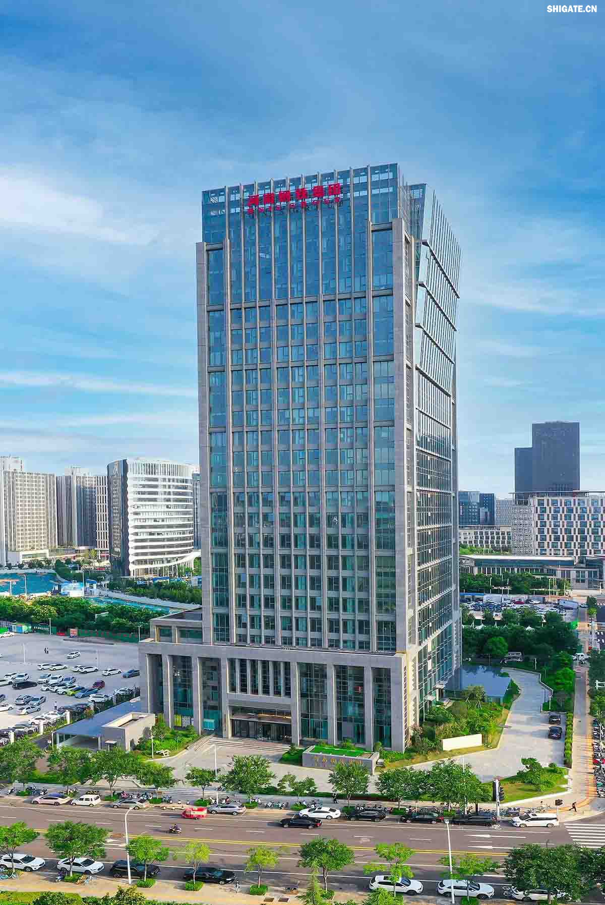 111.jpg 河南鋼鐵集團(tuán)鄭州總部    河南鋼鐵集團(tuán)有限公司（以下簡(jiǎn)稱河南鋼鐵集團(tuán)）2023年3月1日注冊(cè)成立，注冊(cè)資本為人民幣200億元，旗下有安鋼股份公司、周口鋼鐵公司（周鋼）、洛陽銅加工集團(tuán)、舞陽礦業(yè)公司等子企業(yè)。薄學(xué)斌同志任董事長(zhǎng)。河南鋼鐵集團(tuán)是省委、省政府為推動(dòng)全省鋼鐵產(chǎn)業(yè)轉(zhuǎn)型提質(zhì)、結(jié)構(gòu)調(diào)整和布局優(yōu)化，而作出的重大決策。河南鋼鐵集團(tuán)的核心企業(yè)安鋼始建于1958年，是新中國(guó)第一批重點(diǎn)建設(shè)的鋼鐵企業(yè)，為河南經(jīng)濟(jì)社會(huì)發(fā)展作出了不可磨滅的歷史性貢獻(xiàn)。2023年12月，洛陽銅加工集團(tuán)有限責(zé)任公司加入集團(tuán)大家庭，開啟了全省鋼鐵、有色產(chǎn)業(yè)融合發(fā)展新征程；2024年7月，集團(tuán)進(jìn)入省管重要骨干企業(yè)序列，肩負(fù)起帶動(dòng)全省鋼鐵產(chǎn)業(yè)轉(zhuǎn)型提質(zhì)、結(jié)構(gòu)調(diào)整、布局優(yōu)化和推進(jìn)全省鋼鋁銅鎂融合發(fā)展的重要使命。  新的歷史時(shí)期，河南鋼鐵集團(tuán)深入學(xué)習(xí)貫徹習(xí)近平總書記關(guān)于建設(shè)現(xiàn)代化產(chǎn)業(yè)體系的重要論述，主動(dòng)扛起引領(lǐng)帶動(dòng)全省鋼鐵產(chǎn)業(yè)和有色產(chǎn)業(yè)高質(zhì)量發(fā)展的責(zé)任擔(dān)當(dāng)，明確了今后一個(gè)時(shí)期“1356”發(fā)展格局，構(gòu)畫了未來發(fā)展的大方向、大路子。按照“穩(wěn)住基本盤、邁向中高端、搶占新賽道”的發(fā)展路徑和“一年打基礎(chǔ)、三年上臺(tái)階、五年創(chuàng)一流”階段目標(biāo)，堅(jiān)持高端化、智能化、綠色化，向特鋼轉(zhuǎn)型，向先進(jìn)合金材料轉(zhuǎn)型，著力打造效益一流、產(chǎn)品一流、技術(shù)一流、品牌一流、環(huán)境一流、管理一流，營(yíng)業(yè)收入、資產(chǎn)規(guī)模均達(dá)千億級(jí)，具有國(guó)際影響力、國(guó)內(nèi)一流競(jìng)爭(zhēng)力、區(qū)域最強(qiáng)帶動(dòng)力的現(xiàn)代化冶金產(chǎn)業(yè)集團(tuán)。