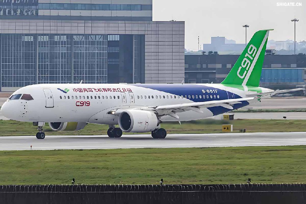 12月9日，國(guó)產(chǎn)大飛機(jī)C919的全球首家用戶東航，正式接收首架C919飛機(jī)，標(biāo)志著國(guó)產(chǎn)大飛機(jī)邁出市場(chǎng)運(yùn)營(yíng)的“第一步”，也標(biāo)志著中國(guó)民航運(yùn)輸市場(chǎng)首次擁有中國(guó)自主研發(fā)的噴氣式干線飛機(jī)。  消息傳來，河鋼集團(tuán)干部職工倍感振奮。因?yàn)?，?guó)產(chǎn)大飛機(jī)工程也凝聚了河鋼干部職工的心血和汗水，見證了河鋼人的獨(dú)特貢獻(xiàn)。河鋼自主研發(fā)的390mm大厚度調(diào)質(zhì)鋼20MnNiMo，填補(bǔ)國(guó)內(nèi)空白，用于大飛機(jī)項(xiàng)目的核心設(shè)備——世界最大的8萬噸級(jí)模鍛壓機(jī)制造，為國(guó)產(chǎn)大飛機(jī)提供堅(jiān)強(qiáng)的鋼鐵支撐。    建功大國(guó)重器  航空模鍛件是飛機(jī)的“鋼脊鐵翅”，需要大型的模鍛設(shè)備才能高質(zhì)量批量鍛制。在中國(guó)制造大型模鍛壓機(jī)之前，僅有美國(guó)、俄羅斯、法國(guó)3個(gè)國(guó)家有類似設(shè)備，最大鍛造等級(jí)為俄羅斯的7.5萬噸級(jí)。  2003年，我國(guó)啟動(dòng)重型模鍛壓機(jī)論證，組成專家隊(duì)伍開始研制世界最大的8萬噸級(jí)大型模鍛壓機(jī)。正是該項(xiàng)目的啟動(dòng)，讓河鋼與國(guó)產(chǎn)大飛機(jī)結(jié)下不解之緣。  制造模鍛壓機(jī)機(jī)架所用頂級(jí)鋼板——大厚度調(diào)質(zhì)鋼20MnNiMo，是該裝備中生產(chǎn)難度最大的鋼種，內(nèi)部致密度、純潔度、機(jī)械性能及平直度等各項(xiàng)標(biāo)準(zhǔn)要求極高，且由于鋼板大單重、大厚度，其表面質(zhì)量、性能合格率、探傷合格率極難保證，生產(chǎn)難度很大。此前，國(guó)內(nèi)沒有廠家能夠生產(chǎn)，國(guó)外進(jìn)口同類鋼板每噸價(jià)格高達(dá)8萬元。  “為國(guó)造好鋼，建功大國(guó)重器。助力大飛機(jī)制造，河鋼人義不容辭！”2009年2月，接到任務(wù)的河鋼集團(tuán)舞鋼公司（以下簡(jiǎn)稱舞鋼）立即組織技術(shù)人員開展專項(xiàng)攻關(guān)，先后解決了鋼板內(nèi)部金屬致密度純潔度、鋼板表面質(zhì)量、鋼板熱處理機(jī)械性能、鋼板平直度等多項(xiàng)重大技術(shù)難題。  經(jīng)過6個(gè)多月的攻堅(jiān)克難，2009年7月，總量為82塊、2348噸的390mm大厚度調(diào)質(zhì)鋼20MnNiMo全部生產(chǎn)完畢并成功交付。產(chǎn)品各項(xiàng)性能均超出國(guó)外同類產(chǎn)品標(biāo)準(zhǔn)，完全能夠滿足使用要求，價(jià)格卻遠(yuǎn)遠(yuǎn)低于同類進(jìn)口產(chǎn)品，鋼板全部高質(zhì)量按期交貨，獲得高度評(píng)價(jià)。  2013年4月，8萬噸級(jí)大型模鍛壓機(jī)建成投產(chǎn)。這臺(tái)總高42米、總重2.2萬噸的世界最大模鍛壓機(jī)，最大模鍛壓制力可達(dá)1000MN，壓機(jī)尺寸、整體質(zhì)量和最大單件重量均為世界之首，僅用3分半鐘便可制作一個(gè)飛機(jī)起落架，將我國(guó)高端重大裝備的制造能力托舉到國(guó)際頂級(jí)水平。  2015年11月2日，由8萬噸大型模鍛壓機(jī)生產(chǎn)出的首款新一代噴氣式干線客機(jī)C919，面向全球公開亮相，壓機(jī)尺寸、整體質(zhì)量和最大單件重量均為世界之首。    研發(fā)“爭(zhēng)氣鋼”  在河鋼人心中，為國(guó)產(chǎn)大飛機(jī)項(xiàng)目關(guān)鍵設(shè)備自主研發(fā)“爭(zhēng)氣鋼”，是一份舍我其誰的光榮和信任，更是一份為國(guó)爭(zhēng)光的使命和責(zé)任。秉持著這樣的認(rèn)識(shí)和定位，舞鋼技術(shù)人員充分發(fā)揮技術(shù)優(yōu)勢(shì)，通力協(xié)作、密切配合，圓滿完成390mm大厚度調(diào)質(zhì)鋼20MnNiMo研制任務(wù)。大厚度調(diào)質(zhì)鋼20MnNiMo的研發(fā)過程中，煉鋼過程是關(guān)鍵環(huán)節(jié)之一?！坝捎?90毫米厚的大飛機(jī)用調(diào)質(zhì)鋼20MnNiMo要求內(nèi)部致密度、潔凈度、調(diào)質(zhì)后機(jī)械性能等各項(xiàng)標(biāo)準(zhǔn)都非常高，在一煉鋼環(huán)節(jié)，生產(chǎn)高品質(zhì)的合格電渣錠熔煉母材——優(yōu)質(zhì)20MnNiMo連鑄坯是基礎(chǔ)?！弊鳛槲桎撾娫厝奂夹g(shù)的首批研發(fā)者、參與者、見證者，舞鋼一檔技術(shù)主管畢殿閣談及該鋼的研發(fā)記憶猶新，“在此之前，20MnNiMo鋼種從未在舞鋼一煉鋼1900mm連鑄機(jī)生產(chǎn)線上生產(chǎn)過。”  據(jù)畢殿閣介紹，由于高鎳高鉬連鑄坯易產(chǎn)生裂紋，生產(chǎn)困難不可想象。但大飛機(jī)項(xiàng)目作為國(guó)家一項(xiàng)重大項(xiàng)目，“建功大國(guó)重器”激發(fā)了職工們的榮耀感和使命感，舞鋼為此專門成立了攻關(guān)隊(duì)，并制定了一系列激勵(lì)措施，全力以赴挑戰(zhàn)極限，克服了一切不可預(yù)見的困難。  連鑄車間從控制澆注鋼水過熱度、調(diào)整鑄機(jī)二冷水參數(shù)、調(diào)整鑄機(jī)澆注拉速等，一項(xiàng)一項(xiàng)消除可能造成澆注失敗的不利因素，成功研發(fā)出了針對(duì)20MnNiMo鋼種的澆注工藝，并保證了鋼坯成功澆注。在電渣重熔環(huán)節(jié)，創(chuàng)新渣系的研究與開發(fā)以及熔速、冷卻制度，確保電渣爐的生產(chǎn)順行和電渣錠內(nèi)部質(zhì)量。  20MnNiMo鋼板軋制環(huán)節(jié)，更是困難重重，最大的難關(guān)莫過于鋼板表面質(zhì)量及板型軋制攻關(guān)。  今年50歲的“河鋼工匠”、舞鋼軋鋼首批高級(jí)作業(yè)師任亞強(qiáng)是當(dāng)時(shí)20MnNiMo軋制攻關(guān)團(tuán)隊(duì)的主操手?！爱?dāng)時(shí)是20MnNiMo鋼板的國(guó)內(nèi)首次生產(chǎn)，我們必須要精心操作、精準(zhǔn)控制，努力實(shí)現(xiàn)‘國(guó)內(nèi)首創(chuàng)’優(yōu)秀成果。”為此，任亞強(qiáng)連續(xù)半個(gè)月堅(jiān)守在崗位上，并通過自己的觀察、思考，提出在軋制中對(duì)留尾、展寬及道次壓下量進(jìn)行優(yōu)化，改善鋼板平直度，在終軋道次采用低速大壓下規(guī)程軋制的工藝改進(jìn)方案。方案實(shí)施后，攻克了該鋼表面不允許有任何缺陷，平直度不超過6mm/米的行業(yè)軋制技術(shù)難題，圓滿完成該鋼種的軋制任務(wù)。  “人隨鋼走”是研發(fā)團(tuán)隊(duì)成員、舞鋼科技部核電鋼研究所主管工程師張萌工作狀態(tài)的寫照。那段時(shí)間里，他日夜跟蹤生產(chǎn)，從煉鋼到軋鋼，采集記錄數(shù)據(jù)，為各環(huán)節(jié)的技術(shù)升級(jí)積淀原始依據(jù)。  為攻克該類大厚度鋼板內(nèi)部性能易波動(dòng)行業(yè)難題，他和同事輪流在生產(chǎn)現(xiàn)場(chǎng)熬夜，實(shí)在困了就趴在桌子邊打個(gè)盹兒。經(jīng)過反復(fù)研究、試驗(yàn)，他們最終找出了問題原因，根據(jù)試驗(yàn)數(shù)據(jù)三次對(duì)工藝進(jìn)行技術(shù)升級(jí)，得到了最優(yōu)工藝方案，也為后續(xù)其他品種電渣鋼的研發(fā)打下基礎(chǔ)。在鋼板熱處理工序，專門對(duì)一軋鋼的車底式爐進(jìn)行技術(shù)升級(jí)攻關(guān)，保證了390mm厚、5米多長(zhǎng)的鋼板熱處理冷卻后的性能穩(wěn)定；他們創(chuàng)新鋼板壓平工藝，攻克了鋼板的平直度難以控制的技術(shù)難題。  回憶那段難忘的研制經(jīng)歷，張萌動(dòng)情地說：“在熱處理環(huán)節(jié)，面對(duì)著數(shù)百度的輻射高溫，我們的職工們一只胳膊擋住被烤得生疼的臉，另一只胳膊湊近鋼板去放墊塊。正是經(jīng)受住這樣的‘烤’驗(yàn)，和精細(xì)到每一個(gè)環(huán)節(jié)的全方位過程控制，才讓我們收獲了來之不易的研發(fā)碩果?！?   點(diǎn)亮河鋼品牌  390mm大厚度調(diào)質(zhì)鋼20MnNiMo的成功研制，為舞鋼積淀了豐厚的技術(shù)優(yōu)勢(shì)——“大飛機(jī)項(xiàng)目用390mm厚20MnNiMo鋼板的研制開發(fā)”技術(shù)成果榮獲中國(guó)鋼鐵工業(yè)協(xié)會(huì)、中國(guó)金屬學(xué)會(huì)和河北省冶金科學(xué)技術(shù)獎(jiǎng)；電渣重熔技術(shù)成為舞鋼當(dāng)前的“王牌技術(shù)”之一，電渣重熔水電鋼S500Q、S550Q最大厚度達(dá)到285mm厚度，在國(guó)內(nèi)獨(dú)占鰲頭；核電鋼Q345D國(guó)標(biāo)一級(jí)探傷要求380mm厚度規(guī)格品質(zhì)國(guó)內(nèi)首屈一指……以研發(fā)國(guó)家重大工程急需鋼材為己任，舞鋼在全面對(duì)接高端市場(chǎng)、服務(wù)國(guó)家重大工程中，實(shí)現(xiàn)了產(chǎn)品競(jìng)爭(zhēng)力的快速提升。  在航空航天用鋼領(lǐng)域，舞鋼為中國(guó)首次載人航天飛行及天宮一號(hào)、神舟九號(hào)和長(zhǎng)征二號(hào)F的研制配套做出了突出貢獻(xiàn)。同時(shí)，在水電、核電、石油化工煤化工、海洋工程、高層建筑、橋梁等用鋼諸多領(lǐng)域，均發(fā)揮了關(guān)鍵性作用。  舞鋼的產(chǎn)品創(chuàng)新研發(fā)，是河鋼持續(xù)推進(jìn)客戶結(jié)構(gòu)、產(chǎn)品結(jié)構(gòu)“兩個(gè)結(jié)構(gòu)優(yōu)化”的縮影。近年來，河鋼大力培育行業(yè)第一、唯一，加快在超高強(qiáng)汽車鋼、覆膜家電板、海工鋼等領(lǐng)域打造更多“單打冠軍”。  研制開發(fā)的船用LNG低溫奧氏體型高錳鋼、超厚加釩鉻鉬鋼板、特殊功能鋅鋁鎂涂層等30余個(gè)新產(chǎn)品填補(bǔ)國(guó)內(nèi)空白。核電用鋼、海洋工程用鋼、鍋爐及壓力容器用鋼、高強(qiáng)抗震鋼筋等產(chǎn)品國(guó)內(nèi)第一品牌優(yōu)勢(shì)更加凸顯……  如今，河鋼定制研發(fā)的一系列高端產(chǎn)品廣泛應(yīng)用于港珠澳大橋、“華龍一號(hào)”核電站、“天眼”工程、奧運(yùn)工程、國(guó)產(chǎn)大飛機(jī)、極地重載運(yùn)輸船、航空航天等系列重大科技和工程項(xiàng)目，在鑄就“大國(guó)重器”中彰顯了河鋼品牌的力量與擔(dān)當(dāng)。